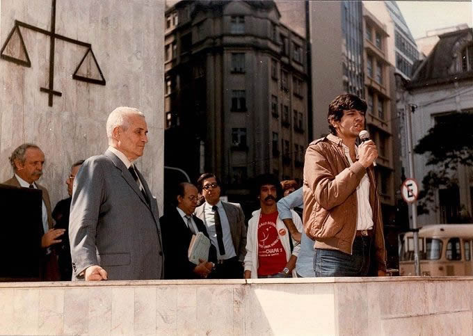 Pronunciamento de Fernando Haddad como Presidente do Centro Acadêmico XI de Agosto. Foto recuperada por Miguel Matos, editor do Migalhas, e recebida da jornalista Maria Cristina Fernandes, Jornal Valor Econômico.