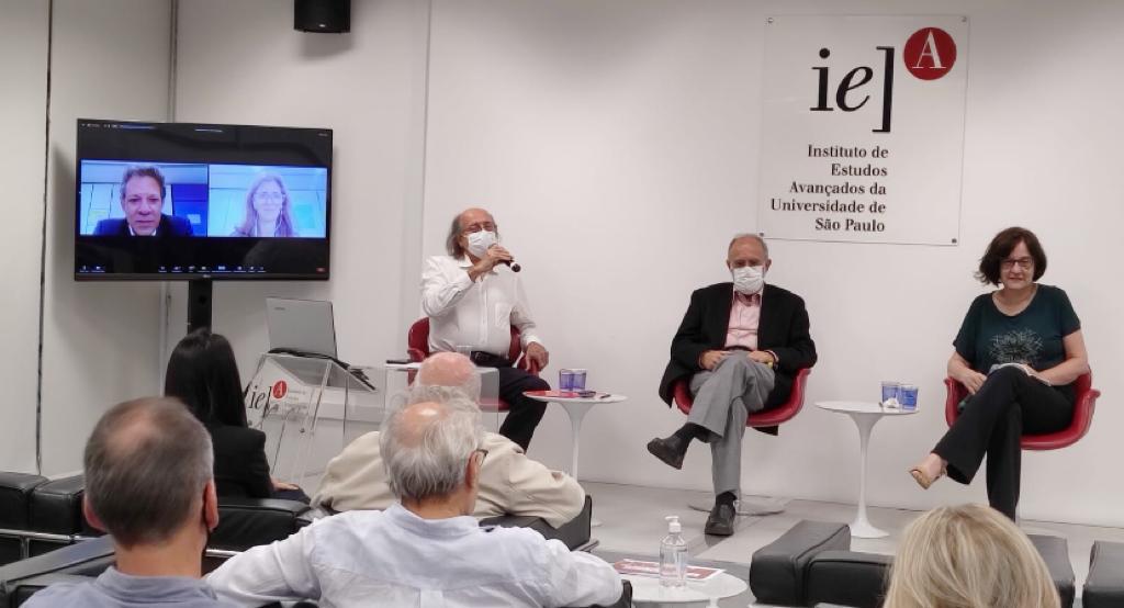Apresentação: Prof. Dr. Naomar de Almeida Filho, Catedrático; Prof. Dr. Ary Plonski, Diretor do IEA é Profa Dra Roseli de Deus Lopes, Vice Diretora do IEA