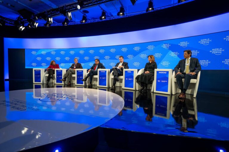 Rodrigo Chaves Robles, Presidente da Costa Rica; Fernando Haddad, Ministro da Fazenda do Brasil; Guillermo Lasso Mendoza, Presidente da República do Equador ; Raquel Peña, Vice-Presidente da República Dominicana; Gustavo Francisco Petro Urrego, Presidente da Colômbia; Marisol Argueta de Barillas, Chefe da Agenda Regional, América Latina, Membro do Comitê Executivo do Fórum Econômico Mundial, falando na sessão de Liderança para a América Latina na Reunião Anual do Fórum Econômico Mundial de 2023 em Davos-Klosters, Suíça, 18 de janeiro de 2023. Sanada.