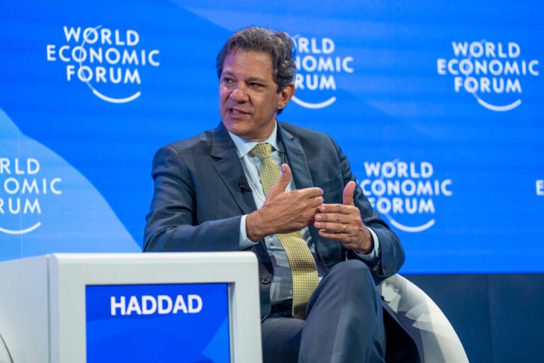 Rodrigo Chaves Robles, Presidente da Costa Rica; Fernando Haddad, Ministro da Fazenda do Brasil; Guillermo Lasso Mendoza, Presidente da República do Equador ; Raquel Peña, Vice-Presidente da República Dominicana; Gustavo Francisco Petro Urrego, Presidente da Colômbia; Marisol Argueta de Barillas, Chefe da Agenda Regional, América Latina, Membro do Comitê Executivo do Fórum Econômico Mundial, falando na sessão de Liderança para a América Latina na Reunião Anual do Fórum Econômico Mundial de 2023 em Davos-Klosters, Suíça, 18 de janeiro de 2023. Sanada.