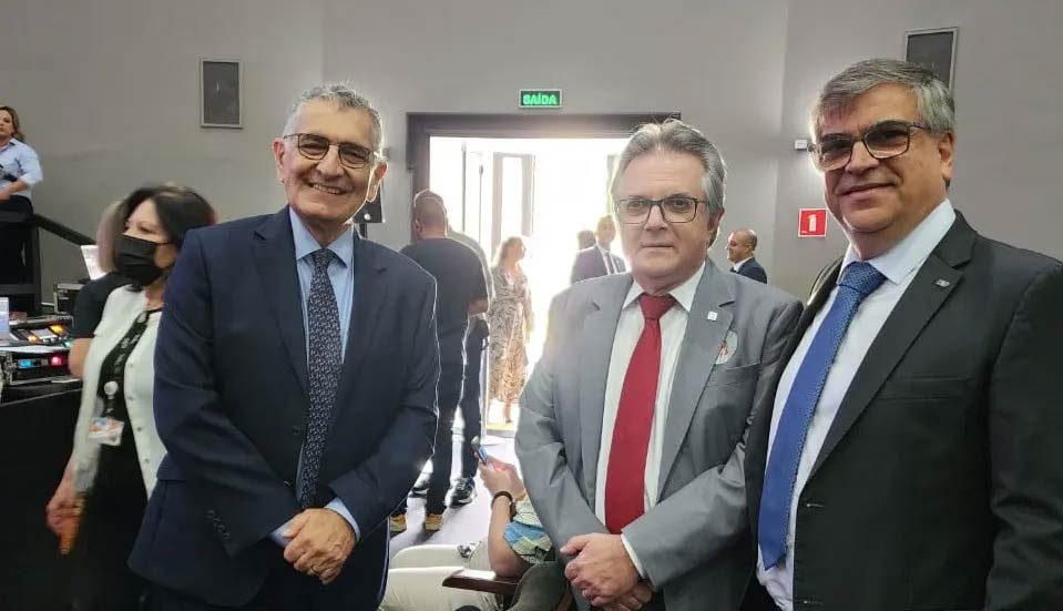 O secretário de Ciência, Tecnologia e Inovação e ex-reitor da USP, Vahan Agopyan; o reitor da Unesp, Pasqual Barretti; e o reitor da USP, Carlos Gilberto Carlotti Junior, durante a cerimônia de posse do governador Tarcísio de Freitas