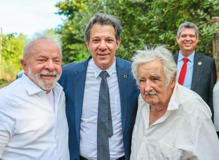 Ministro da Fazenda, Fernando Haddad, ao lado do presidente do Brasil, Luiz Inácio Lula da Silva, e do ex-presidente uruguaio Pepe Mujica, em Montevidéu, em 25 de janeiro de 2023