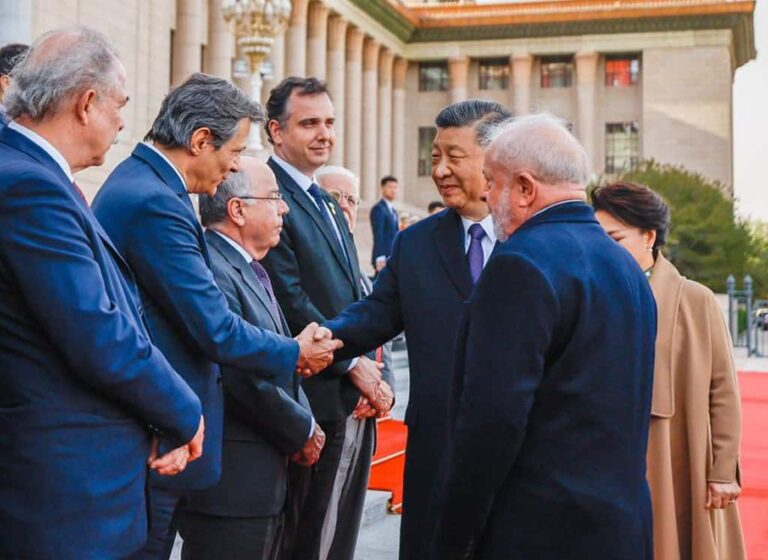 Presidente da China, Xi Jinping, cumprimenta ministro da Fazenda, Fernando Haddad