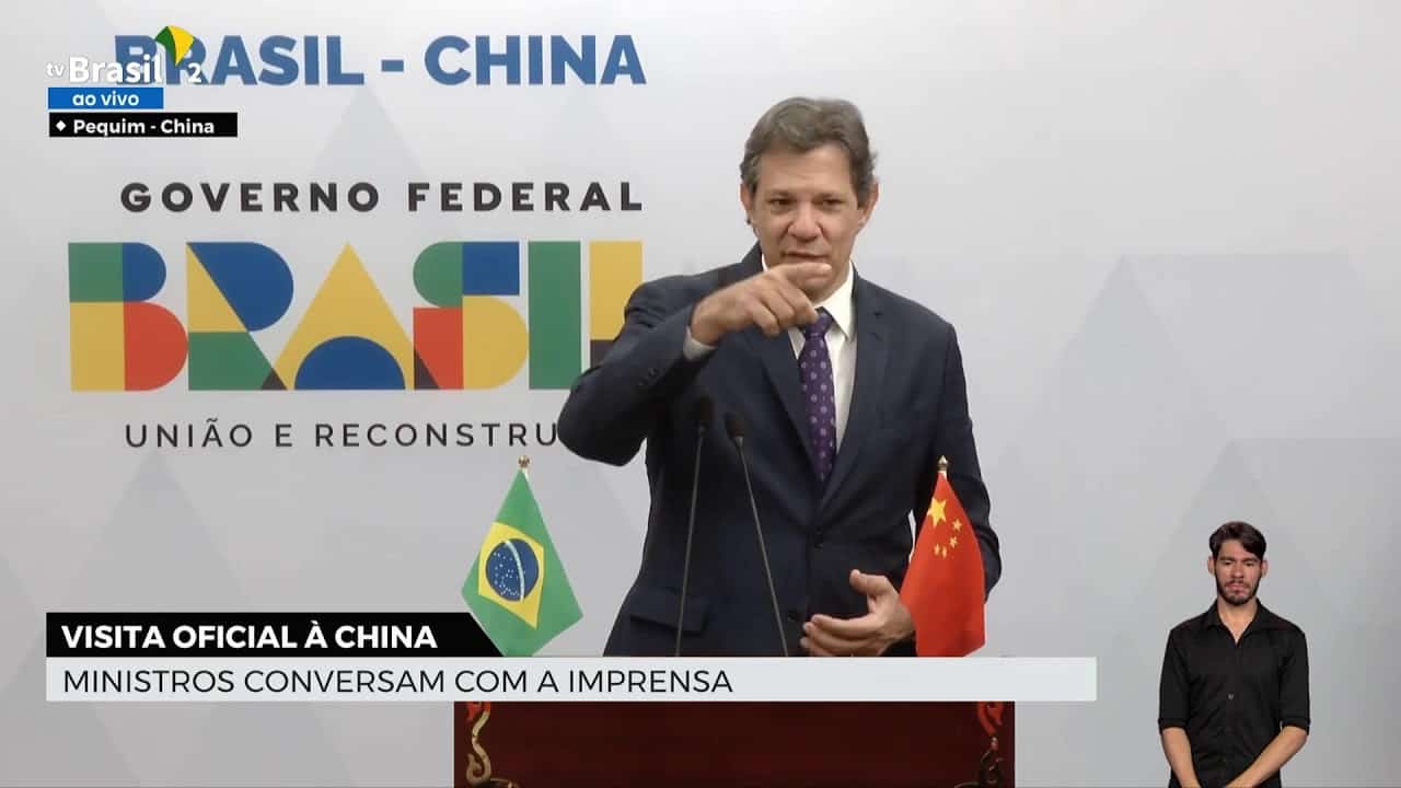 Ministro da Fazenda Fernando Haddad durante coletiva de imprensa em viagem a Pequim, no dia 14/04/2023