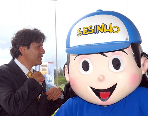 Fernando Haddad ao lado do símbolo do projeto "Sesi Indústria do Conhecimento" em 2006