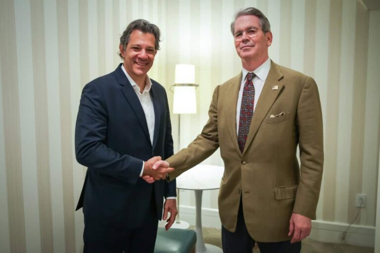 Ministro da Fazenda Fernando Haddad e o Secretário de Tesouro dos Estados Unidos, Scott Bessent, durante encontro em Los Angeles.