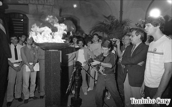 Janeiro/ 1985 - Momento em que o então presidente da OAB/SP, Dr. Márcio Thomaz Bastos e o presidente do Diretório Acadêmico XI de Agosto, Fernando Haddad, acenderam a pira, símbolo do movimento. Em janeiro de 1985, o Centro Acadêmico XI de Agosto e a OAB/SP acenderam uma pira na Faculdade de Direito da USP, representando a luta pela instauração de uma Assembleia Nacional Constituinte.